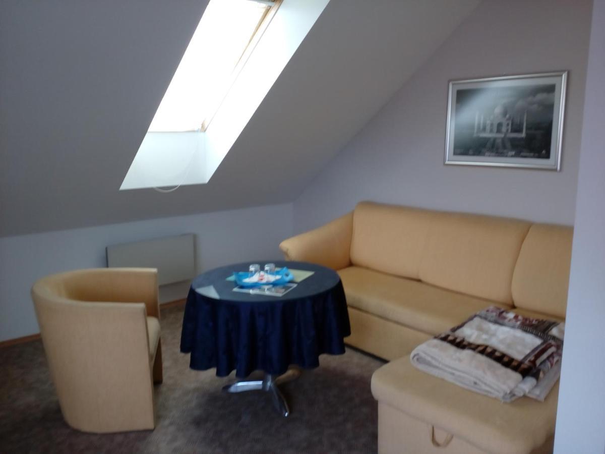 Platanus Bed & Breakfast Beckov Екстериор снимка