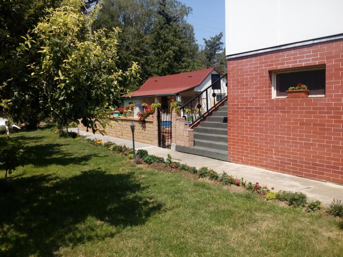 Platanus Bed & Breakfast Beckov Екстериор снимка